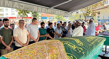 Kazada ölen kızlarının tabutlarına sarılıp gözyaşı döktü