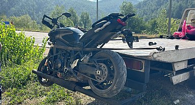 Kazada yola savrulan motosikletin sürücüsü arkadan gelen araçların çarpmasıyla öldü