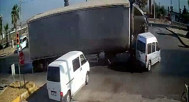 Kırmızı ışıkta geçen TIR, hafif ticari araca çarptı; baba-kız yaralandı