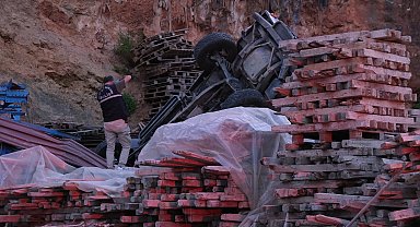 Kontrolden çıkan safari aracı 10 metreden yuvarlandı; anne öldü, bebeği yaralı