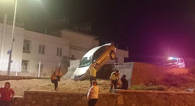 Kontrolden çıkıp duvarda asılı kalan otomobilin sürücüsü 3.93 promil alkollü çıktı