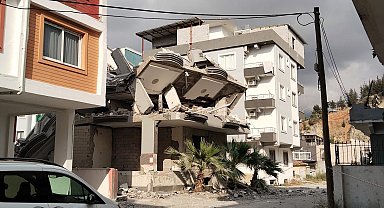 Kontrollü yıkımı yapılan apartman, diğer apartmanın üzerine devrildi