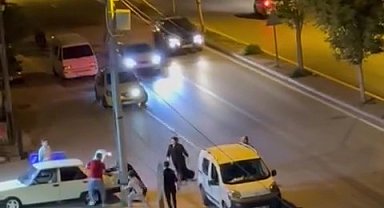 Konya'da tekel bayi işletmecisi, dükkanına gelen sevgilisi ile kızını tüfekle bacaklarından vurdu; o anlar kamerada