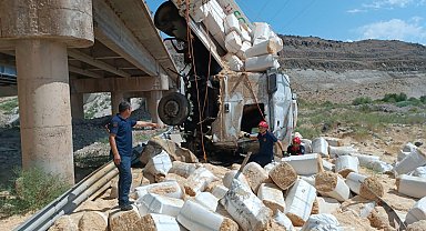 Köprüden düşen TIR'ın şoförü öldü