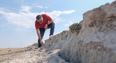 Kuraklık nedeniyle 5 metreyi bulan yarıklar oluştu