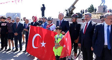 Kurtulmuş Kocatepe'de; İzmir'e götürülecek Türk bayrağını teslim etti