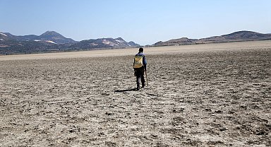 Kuruyan Yarışlı Gölü'nü flamingolar da terk etti