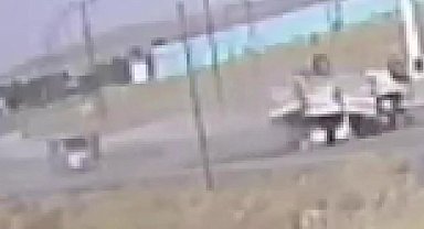 Lastiği patlayan hayvan yüklü kamyonetin takla attığı kaza kamerada