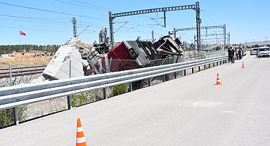 Lokomotif manevra yaparken beton bloğa çarpıp devrildi: 2 makinist yaralı