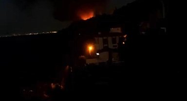 Mangal ateşinden çıkan yangında 3 katlı bina alev alev yandı