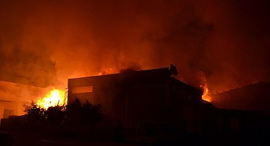 Manisa'da kuru gıda deposunda yangın