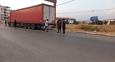 Manisa'da park halindeki TIR'a motosiklet çarptı: 1 ölü, 1 yaralı