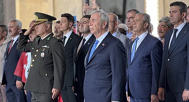 Mansur Yavaş'tan Anıtkabir'e 'Sakarya Meydan Muharebesi' ziyareti