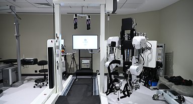 Medipol Sağlık Grubu, yürüme robotu WalkBot'u hizmete aldı