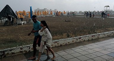 Mersin'de deniz keyfine 'yağmur' engeli