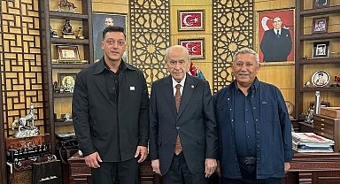 Mesut Özil, MHP Lideri Bahçeli'yi ziyaret etti