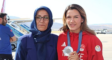 Milli boksör Hatice Akbaş'a memleketi Malatya'da coşkulu karşılama