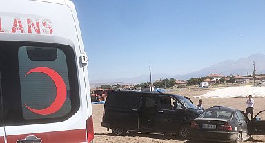 Minibüs ile otomobil kavşakta çarpıştı; 6'sı çocuk, 8 yaralı