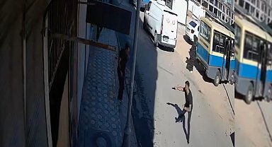 Minibüs şoförünün yolcusu tarafından vurulduğu anlar kamerada
