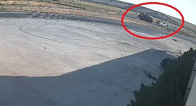 Minibüs, TIR üzerindeki iş makinesinin kepçe kısmına çarptı; kaza anı kamerada