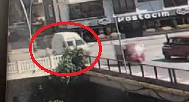 Minibüse çarpan motosikletin sürücüsü yaralandı; kaza anı kamerada