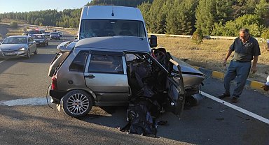 Minibüsle çarpışan otomobilin 80 yaşındaki sürücüsü öldü
