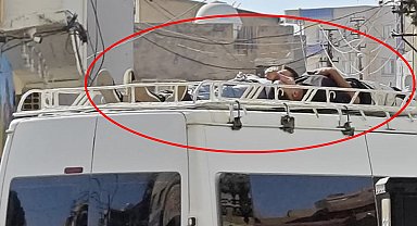 Minibüsün tavanında tehlikeli yolculuk kamerada