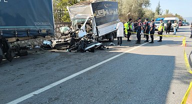 Mobilya yüklü kamyonet, park halindeki TIR'a çarptı: 3 ölü