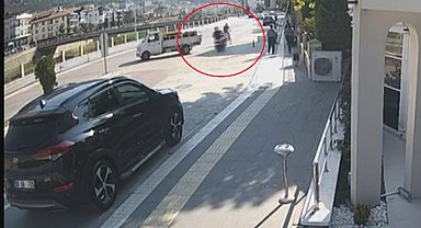 Motosiklet ile bisiklet çarpıştı; kaza kamerada