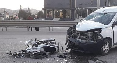 Motosiklet ile hafif ticari araç kafa kafaya çarpıştı: 1'i ağır 2 yaralı