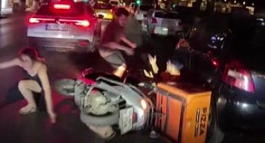 Motosiklet kadına çarptı, eşi sürücüye saldırdı