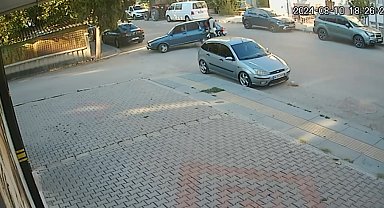 Motosikletle otomobilin çarpıştığı kaza kamerada