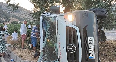 Muğla'da kamyon, tur minibüsüne çarptı: 6 turist yaralı