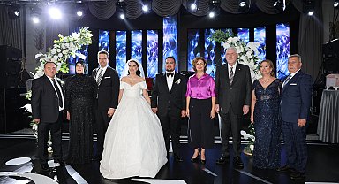 Müsavat Dervişoğlu, Eskişehir'de Aydın ailesinin düğününe katıldı