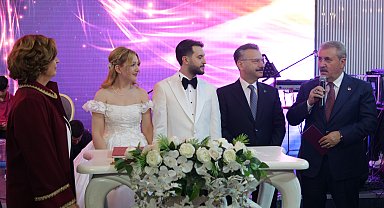 Mustafa Destici, Eskişehir'de Akdoğan ailesinin düğününe katıldı