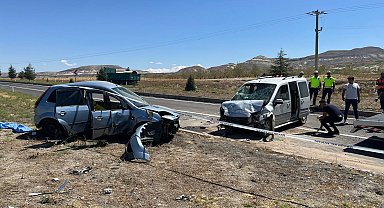 Nevşehir'de otomobil ile hafif ticari araç çarpıştı: 1 ölü, 4 yaralı