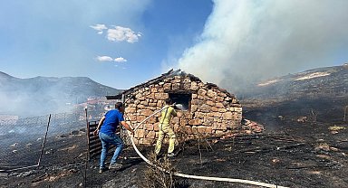 Ot yangınında alevlerin sıçradığı 3 ev ve samanlık yandı