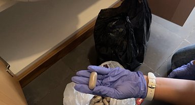 Otel odasında bulunan uyuşturucuya 2 tutuklama