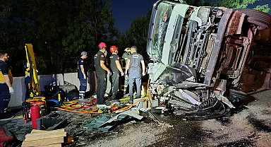 Otobüs ve hafif ticari araca çarpan TIR, otomobilin üzerine devrildi