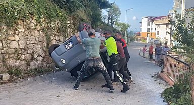 Otomobil, 2 metre yükseklikten alt yola düştü; sürücü yaralandı