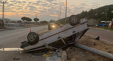 Otomobil direğe çarpıp, takla attı: 1'i çocuk, 4 yaralı
