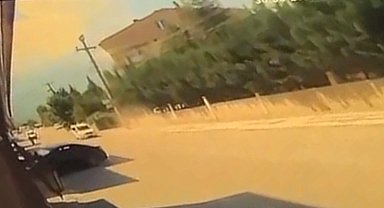 Otomobil, hafif ticari araç ve 2 kafeye çarptı; o anlar kamerada