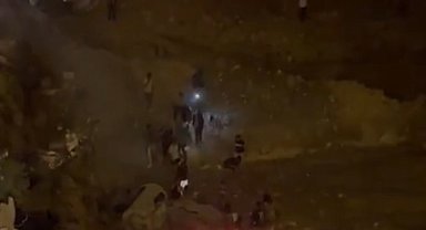 Otomobil, inşaat çukuruna düştü; 3 yaralı, o anlar kamerada