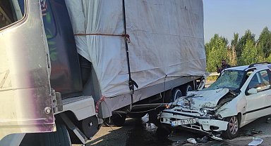 Otomobil, kamyona çarptı: 3 ölü, 2 yaralı