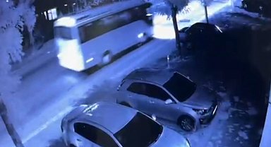 Otomobil ve işçi servisinin kafa kafaya çarpıştığı kaza kamerada