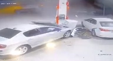 Otomobilin akaryakıt istasyonuna çarptığı kaza kamerada
