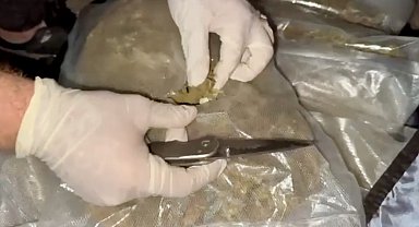 Otomobilin bagajındaki valizden 6,5 kilo skunk çıktı; 2 tutuklama