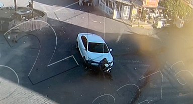 Otomobilin çarptığı motosikletlinin ağır yaralandığı kaza kamerada