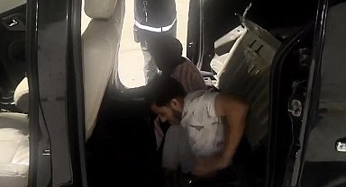 Otomobilin koltuğunun altında 2 kaçak göçmen yakalandı; nefes alabilmeleri için 'hortum sistemi' kurulmuş