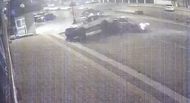 Otomobilin park halindeki kamyonete çarptığı kaza kamerada